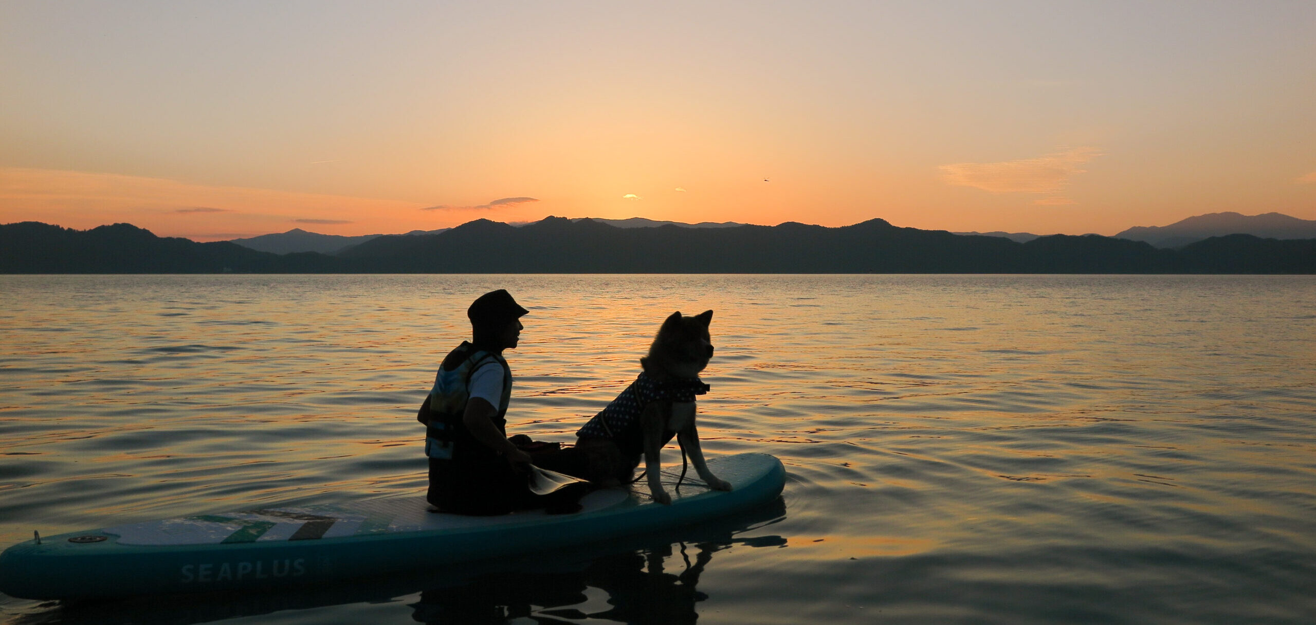 田沢湖 サンセットSUPツアー｜夕陽に染まる湖面をパドルボードで漕ぐ