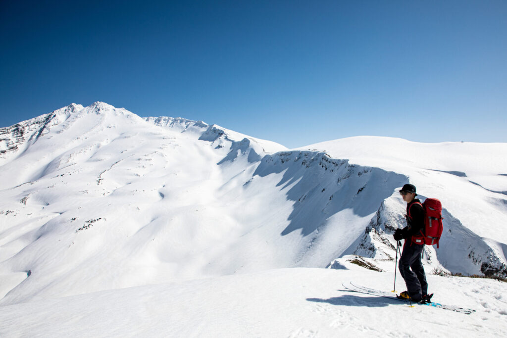 鳥海山バックカントリースキー 雪山を登る