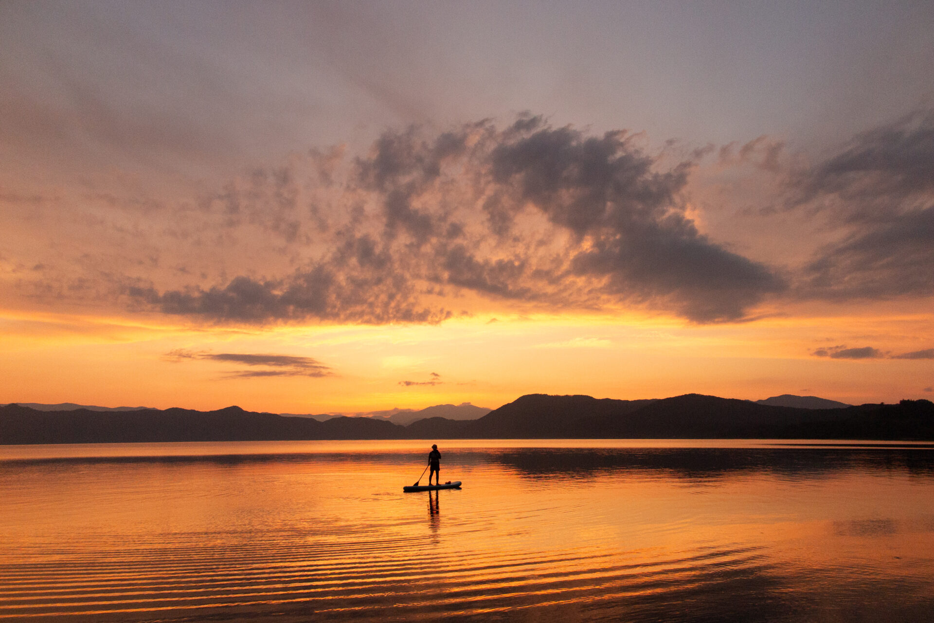 夕暮れの田沢湖でSUPを楽しむ