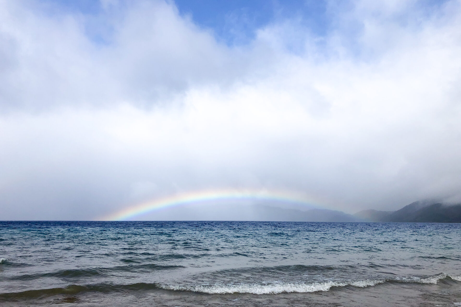 雨上がりの田沢湖にかかる虹