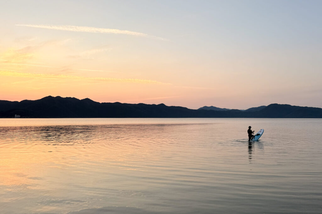 夕暮れの田沢湖で、ツアーを終える前の最後の遊び