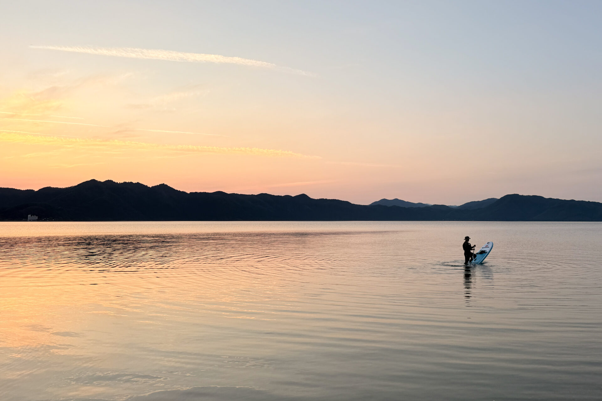 夕暮れの田沢湖で、ツアーを終える前の最後の遊び