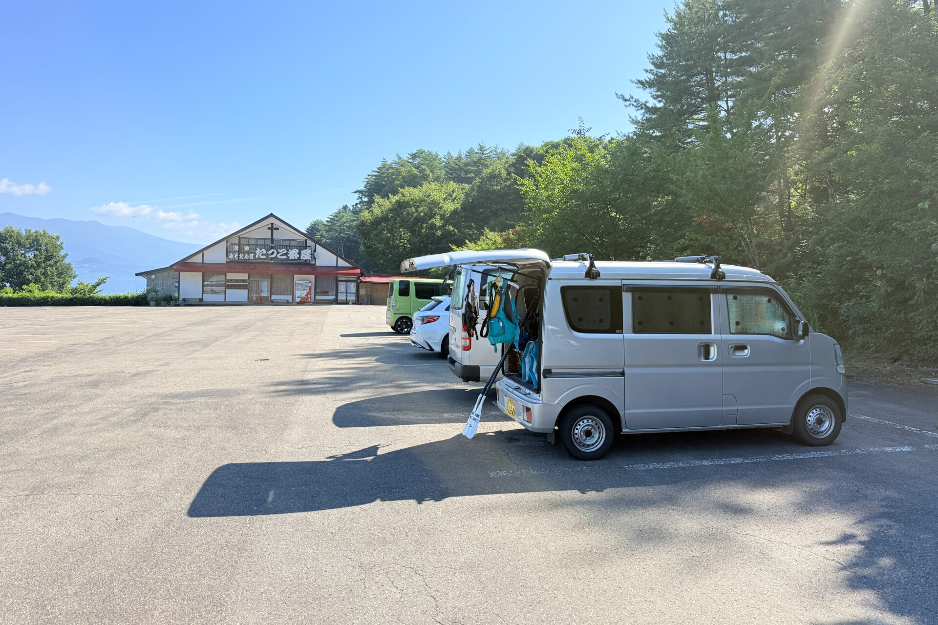 田沢湖SUPツアーの集合場所 たつこ茶屋前の大沢駐車場に停まるシルバーの軽バン
